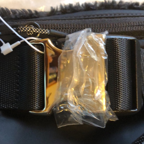 Lululemon Everywhere blk Fleece BeltBag Gold tone hardware - Picture 8 of 13